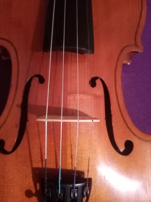 Российская скрипка 3/4. Вся комплектация поставлена новая. Звук яркий.