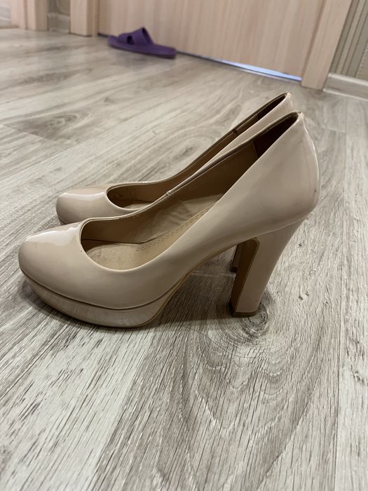 Туфли продам бежевые и черный