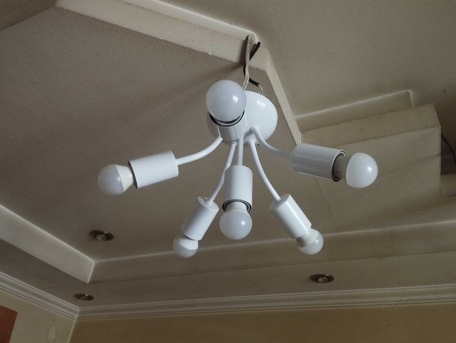 Продам 6-рожковую люстру.