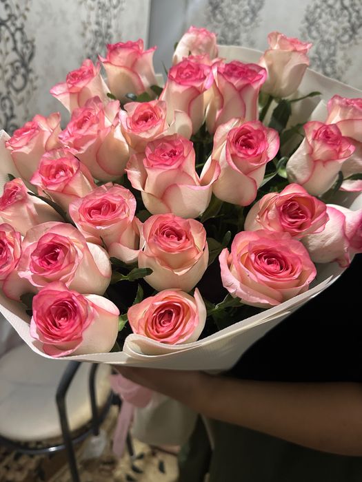 Розовые розы 25штук