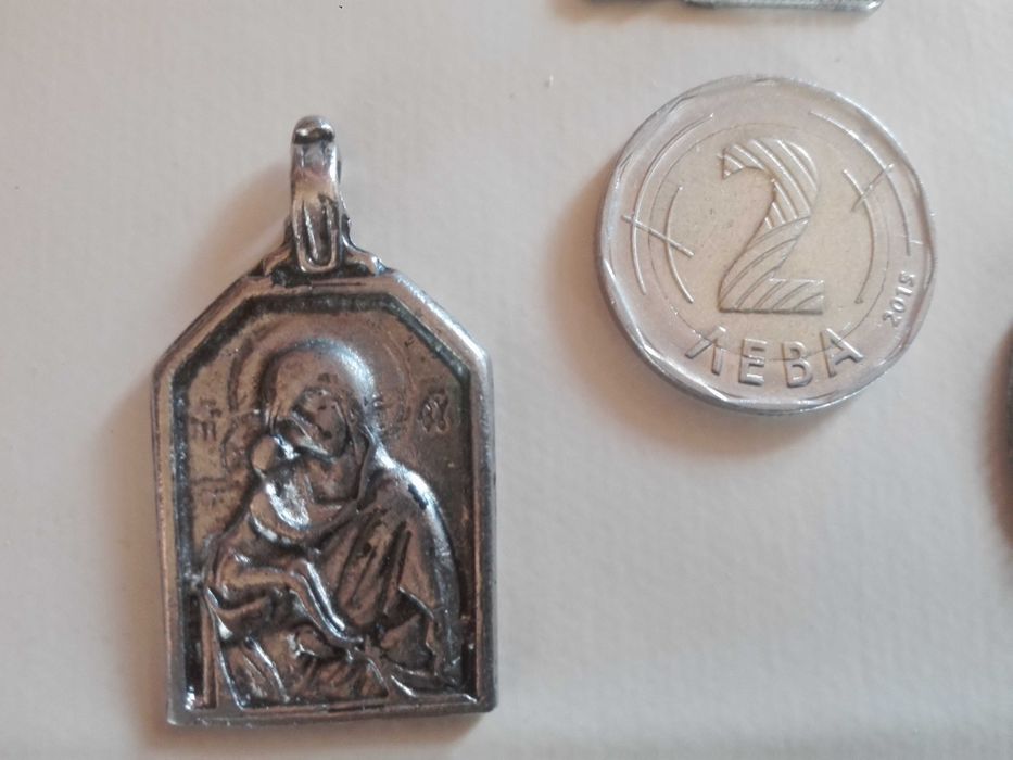 Царски медал , иконостас и религиозни медальони .