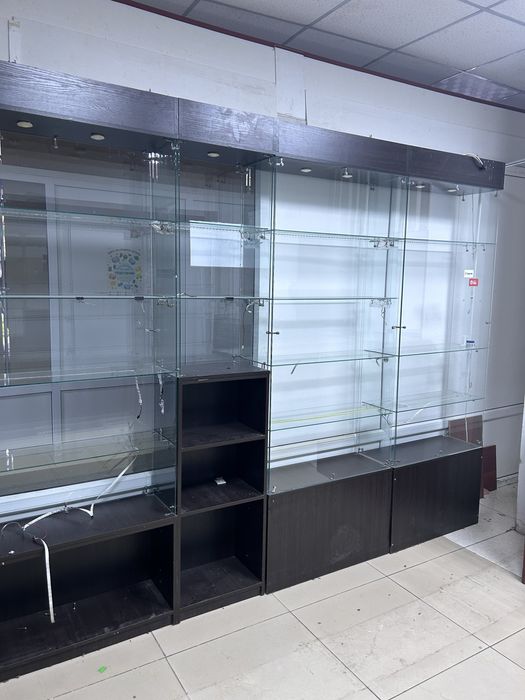 Шкафы со стеклянными полками