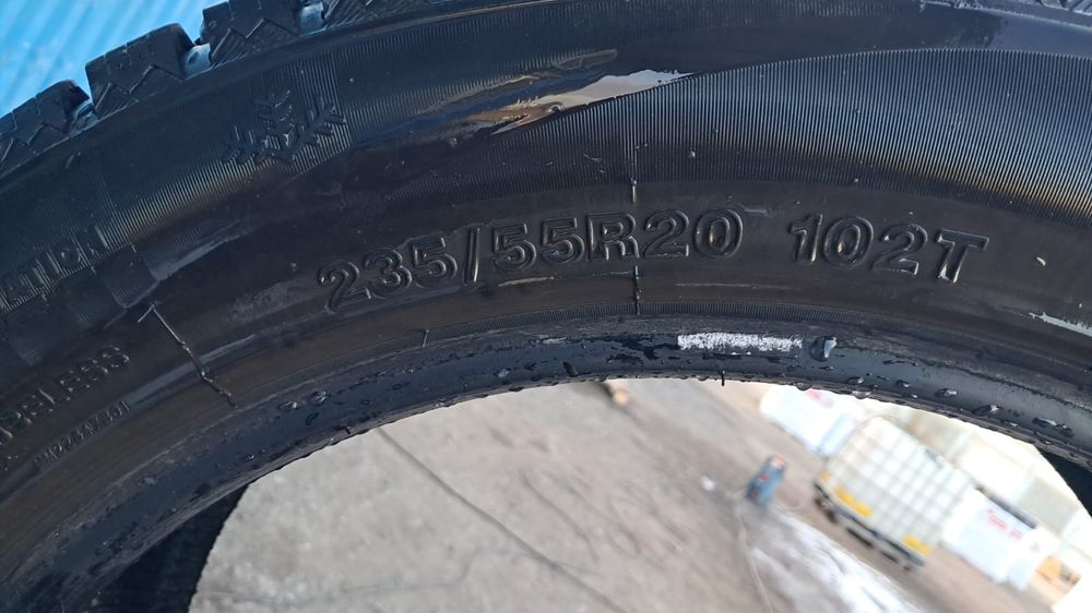 Шины зимние шипованные 235/55/20