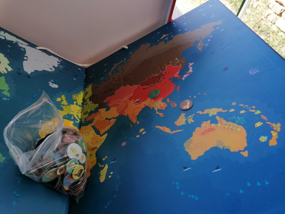 Harta lumii cu piese magnetice