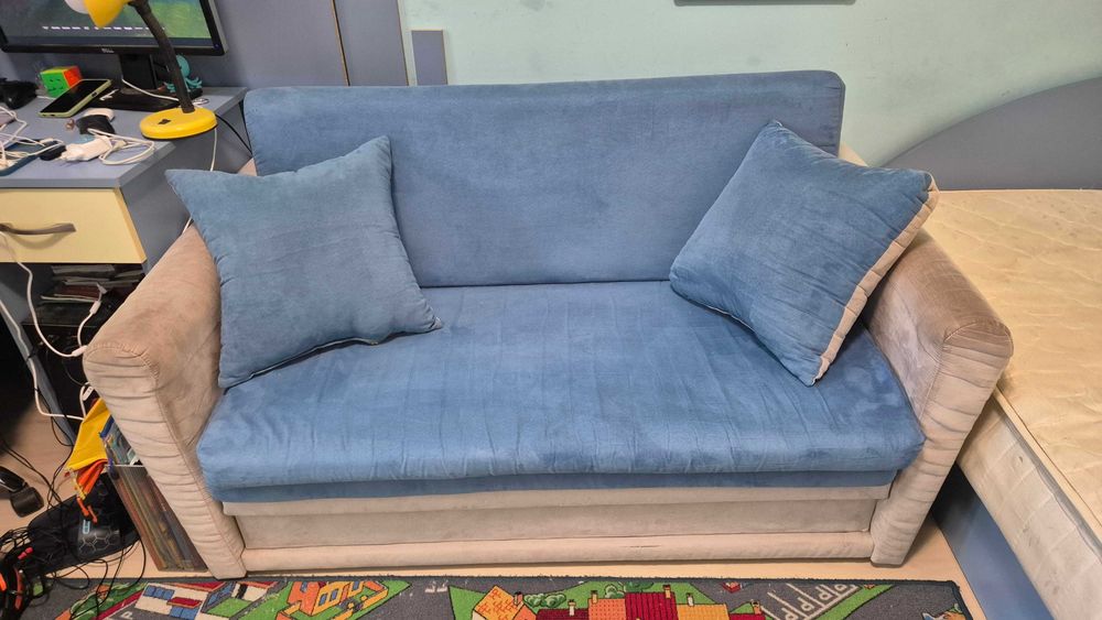 Продавам бюро и диван