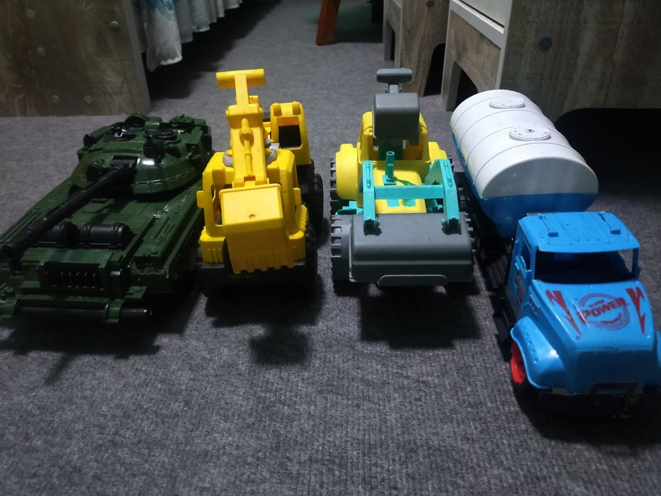 Машинки ,б/у.можно для игровых площадок