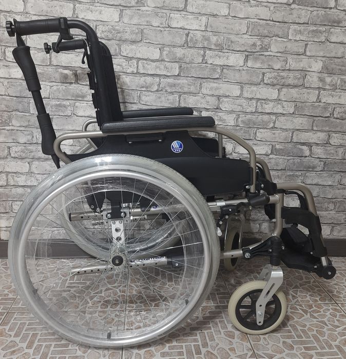 Инвалидная коляска + откидная спинка + подголовник отличного качества.