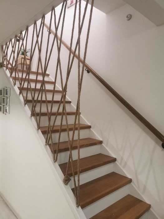 Scări de lemn masiv cu lamela continuă