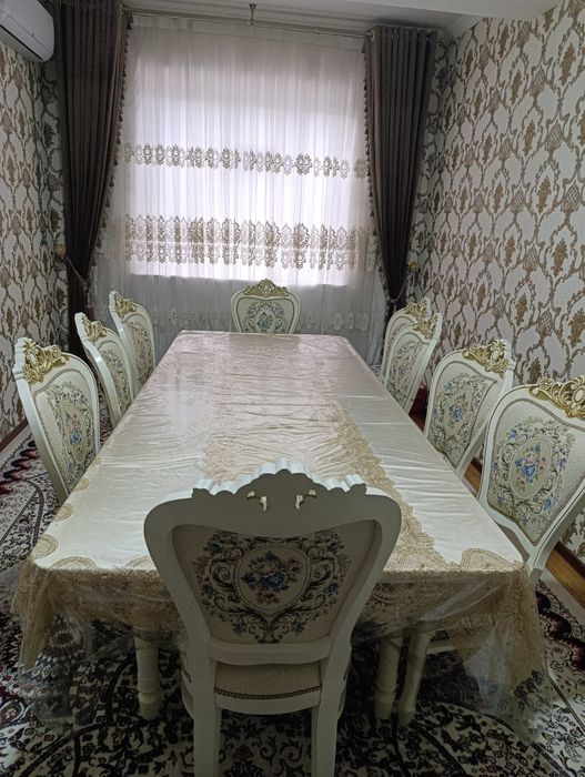 Stol stul boʻyi 2,70ga 1.20. 9ta stuli butun. Stolni oyoqlari echiladi