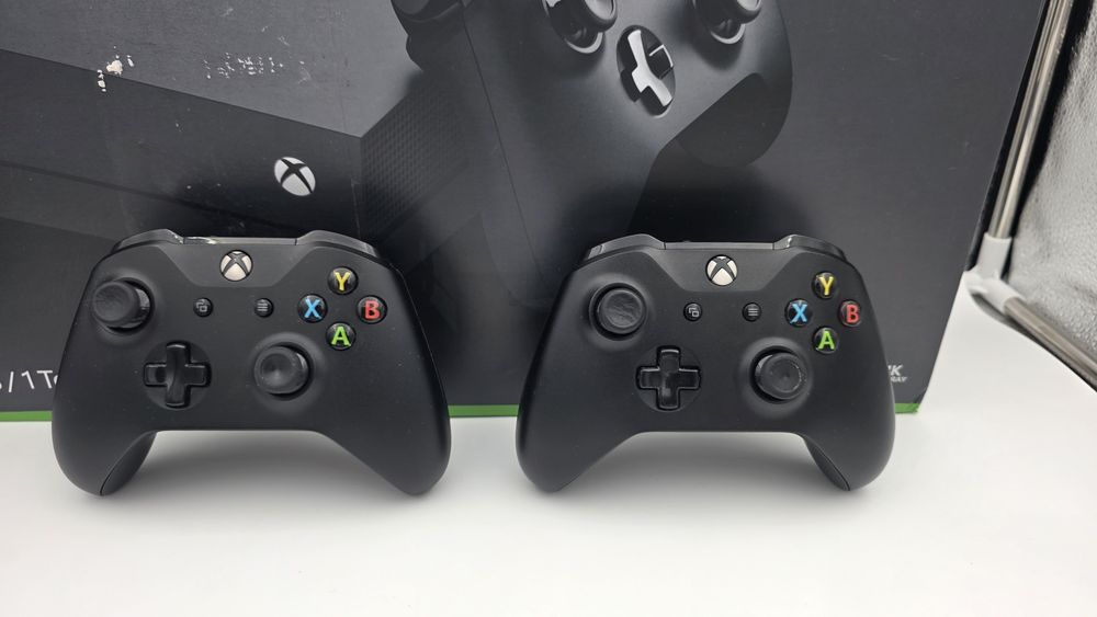 Pachet consola Xbox one X + 2 controllere + 21 jocuri
