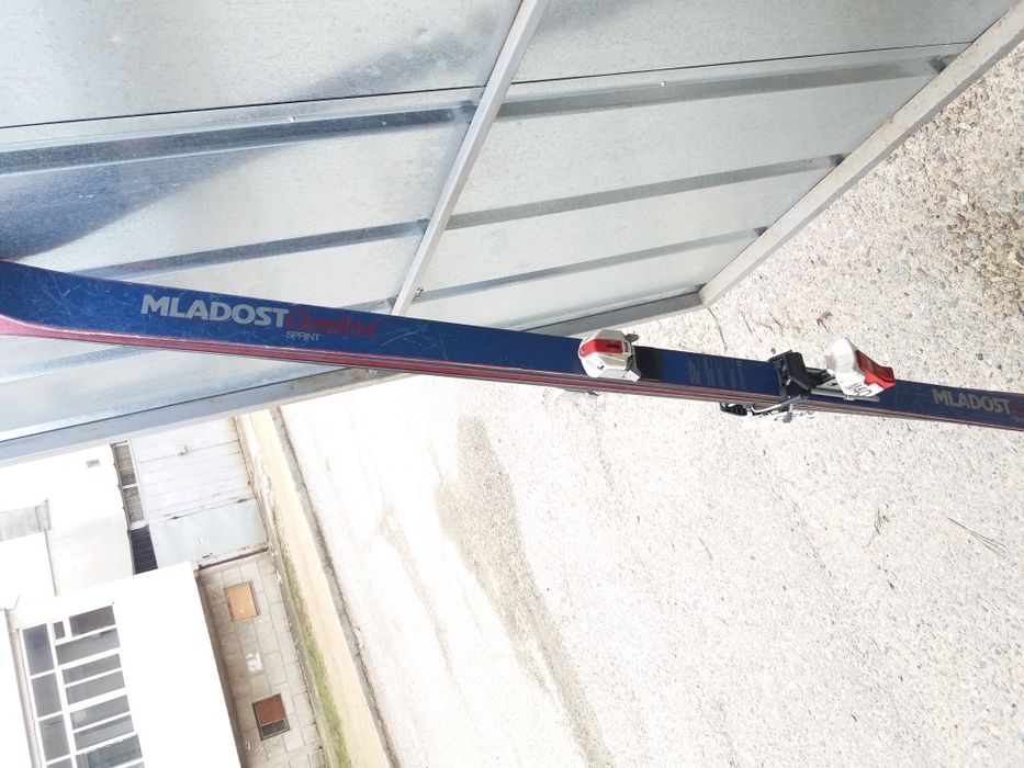 Продавам ски Младост