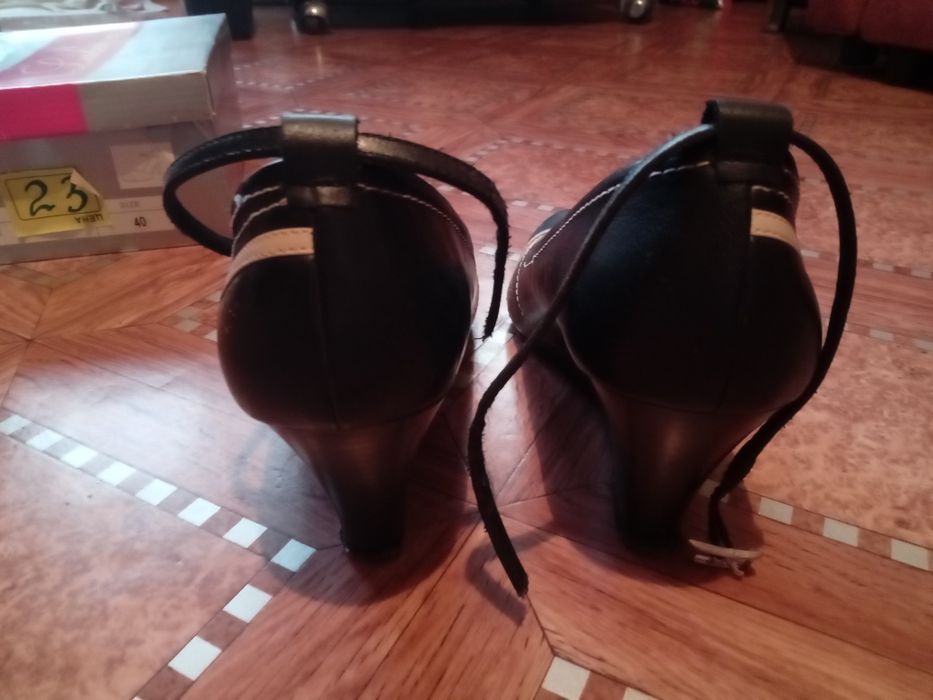 Продам женскую обувь