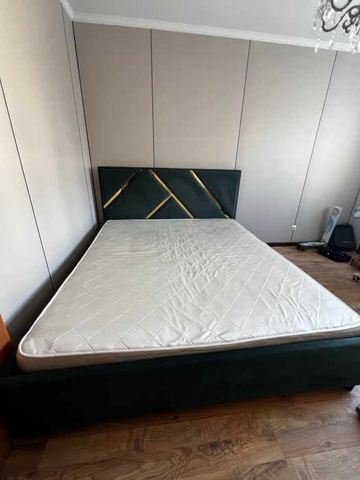 Продается кровать с матрасом