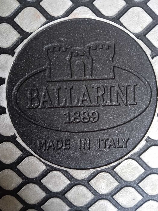 Черна тенджера с диаметър 24 см.