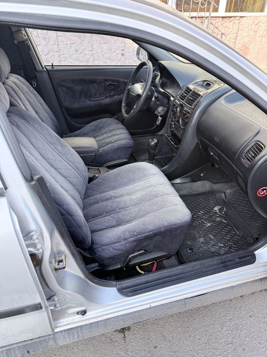 Mitsubishi Carisma седан