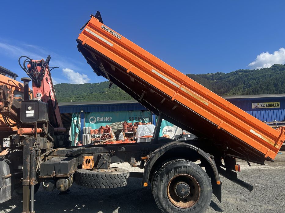Basculă  MAN 4x4 cu macara.