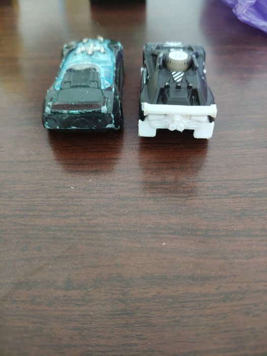 Машинки их две чёрные