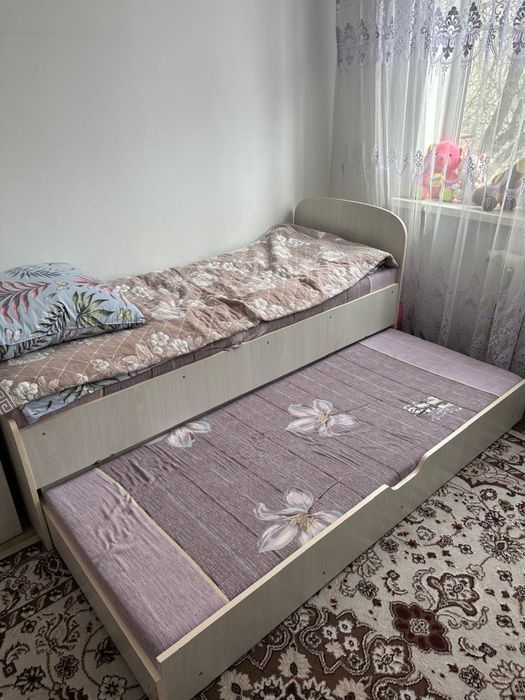 Кровать и шкаф домашний