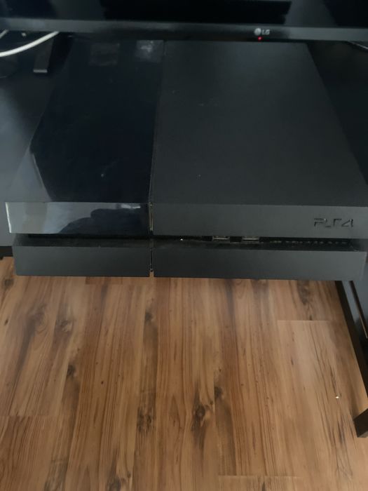 Ps4 + maneta de vanzare. Urgent!