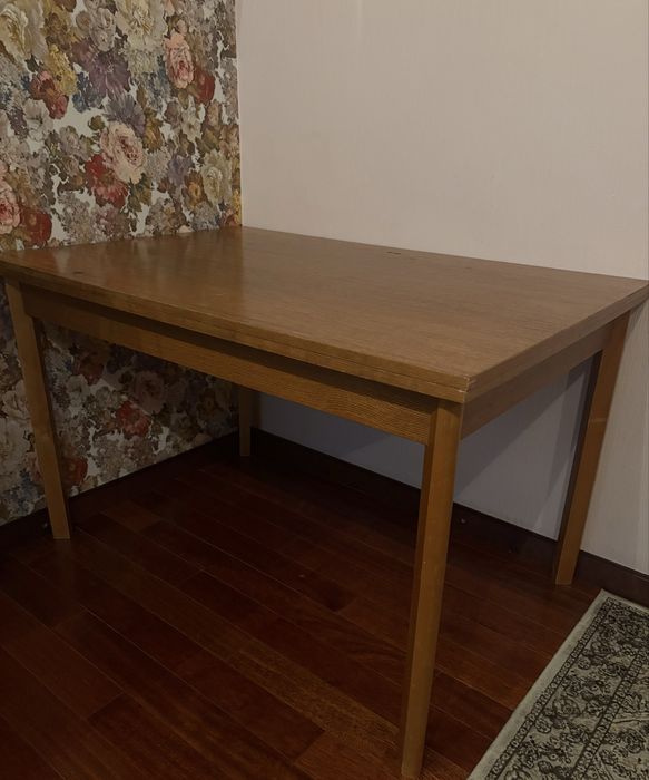 Стол из натурального дерева