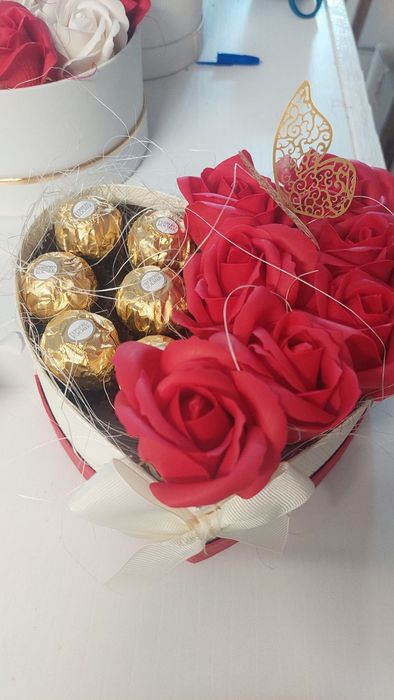 Букет в кутия със сапунени или креп цветя и/или бонбони