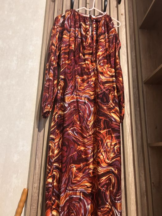 Продам платья и костюм