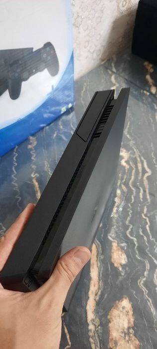 Ps4 slim playstation sotiladi pristavka