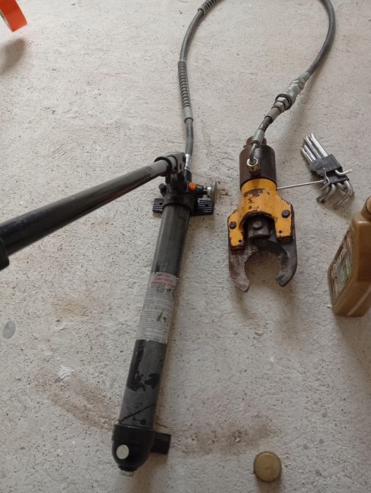 Cleste Hidraulic pt tăiat Țevi,cabluri,fier.