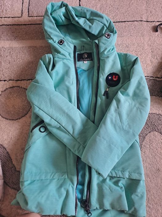 Продам куртки для девочки