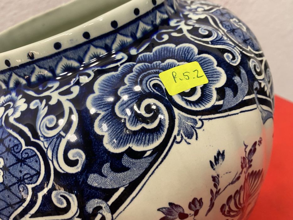 Холандска порцеланова ваза с капак на Delft