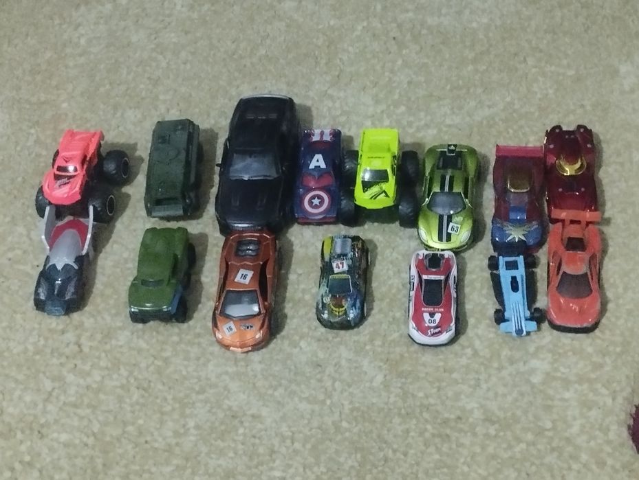 Продам машинки железные