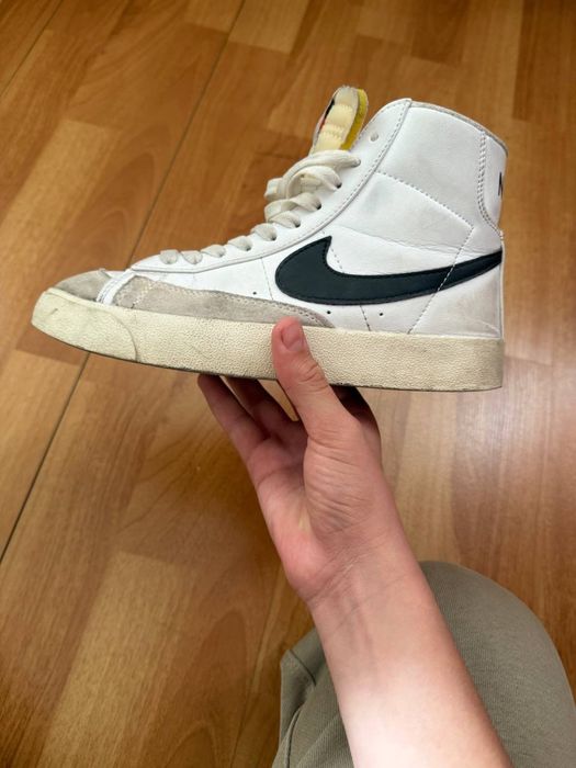 Высокие белые кроссовки