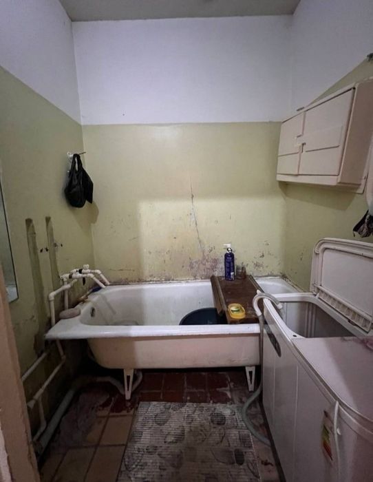 4-xonali kvartira sotiladi srochniy $41.000 super bam