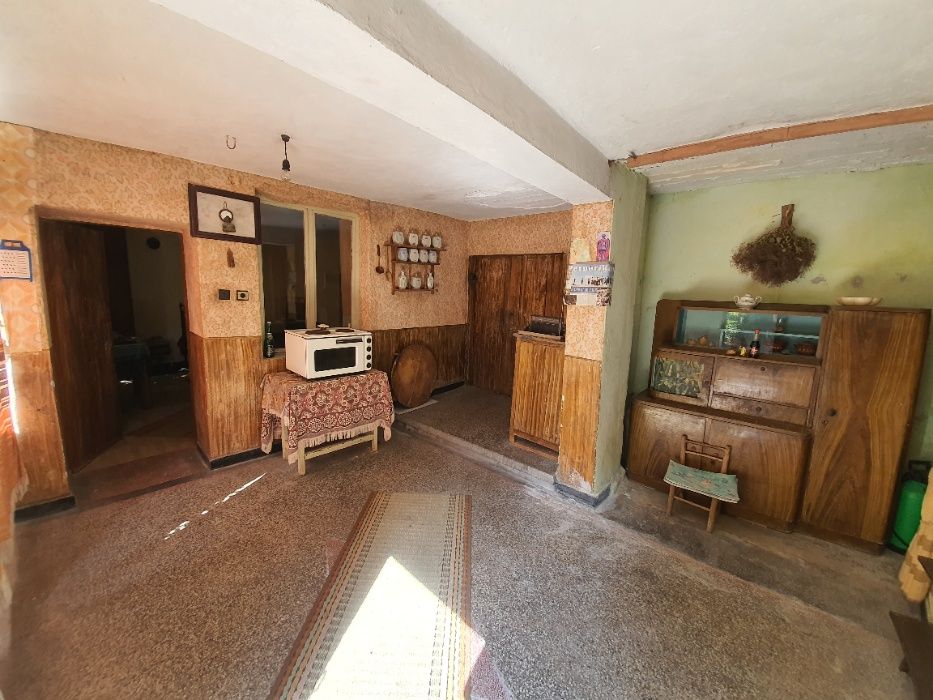 Три етажна къща 510кв.м РЗП и 900кв.м двор кв.Горни Воден, Асеновград