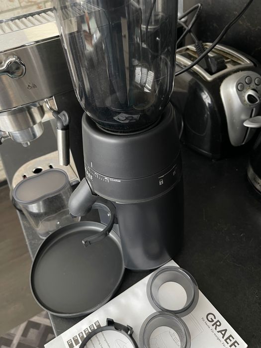 Кафемашина Delonghi Dedica + Конусна кафемелачкаDelonghi