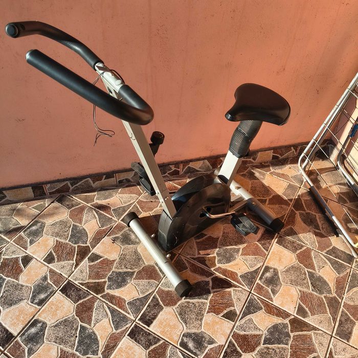 Vând bicicleta fitness