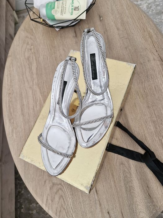 Серебристые босоножки