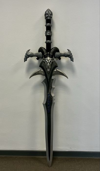 3D принтиран Frostmourne в реален размер