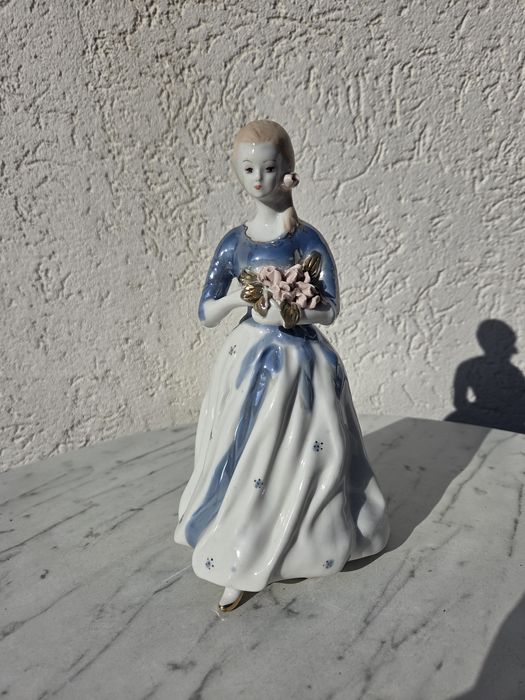 Figurină din porțelan – domnișoară cu flori, vintage