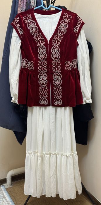 Ақ көйлек қызыл қамзол сатылады