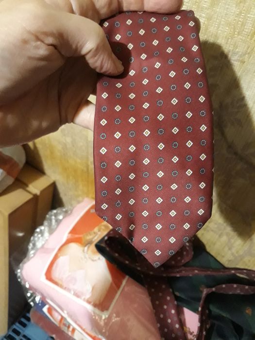 14 вратовръзки, някои нови, други ползвани