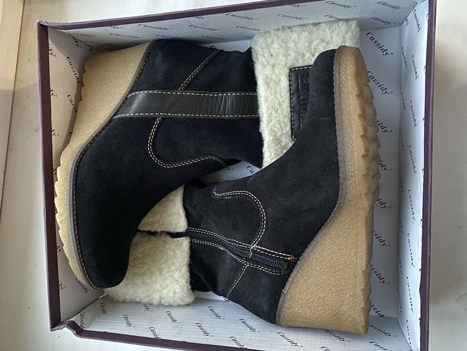 Продам женские ботинки