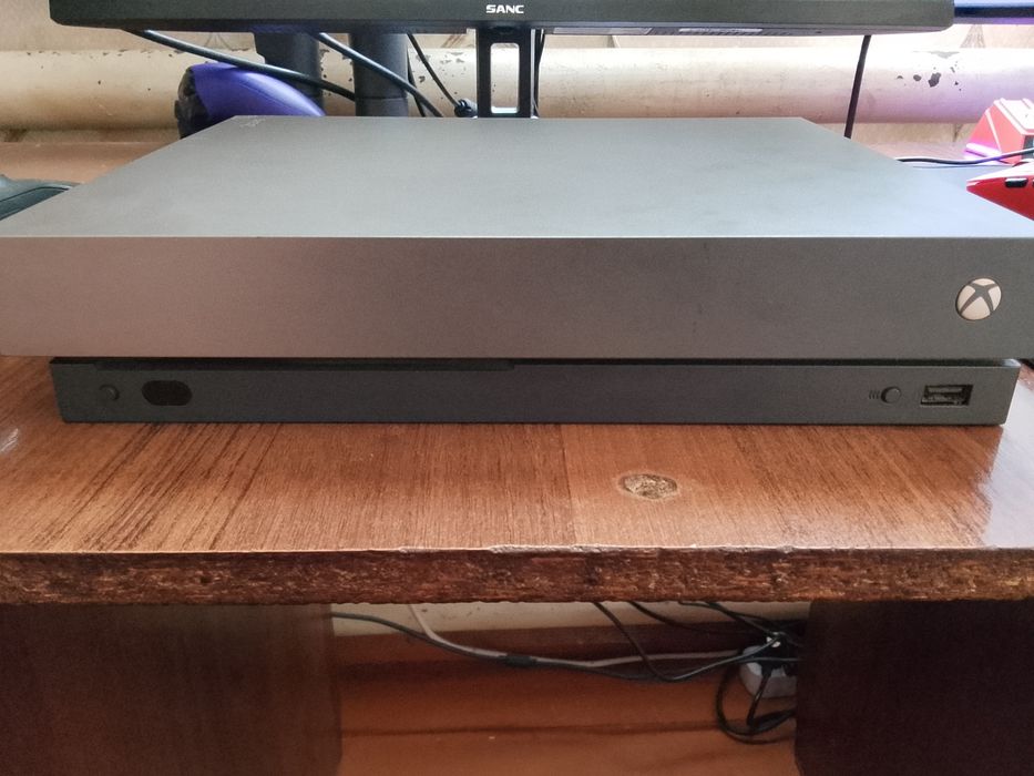 Xbox One x с геймпадом 1tb памяти