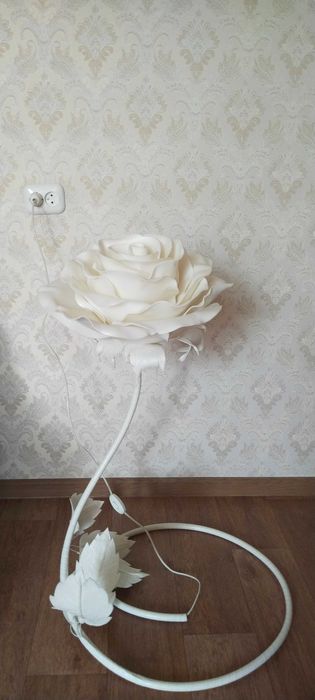 Продаю торшер ЛИЛИЯ