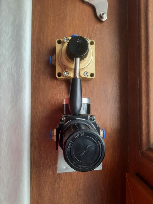 Пневморегулятор с краном