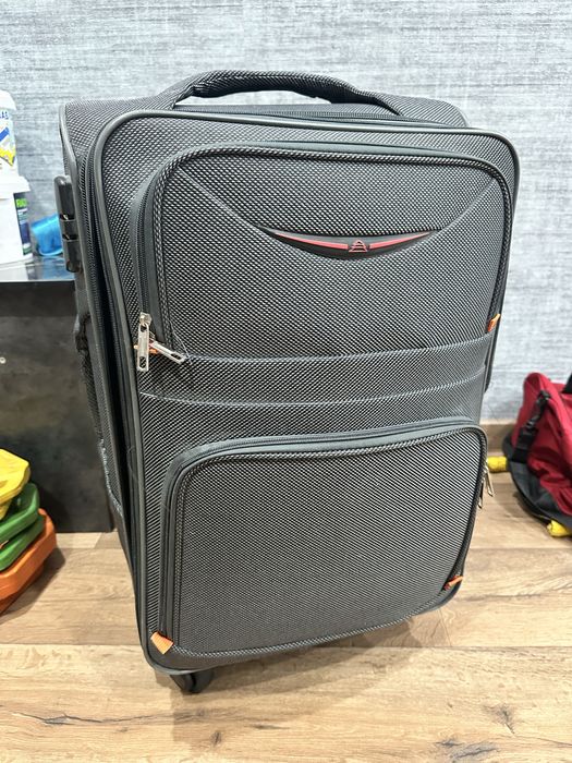 Продам чемодан, отличное состояние