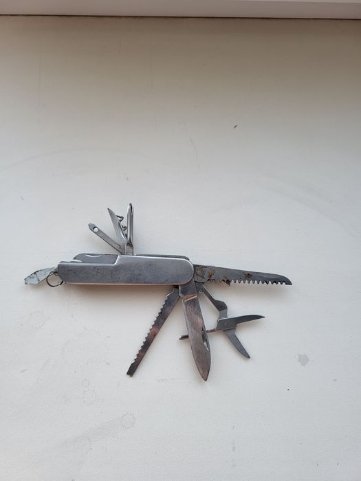 Многофункциональный инструмент с чехлом.