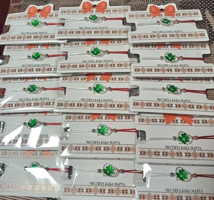 Мартеници гривни