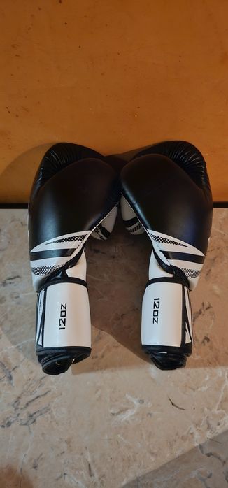 Manusi si Tibiere VENUM