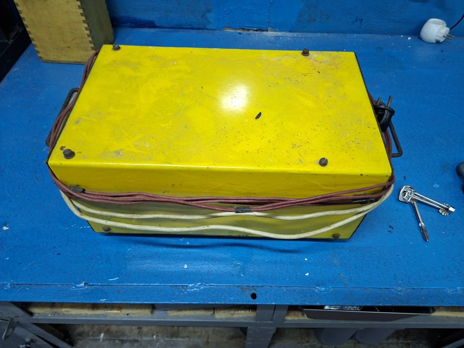 Продам пускозарядное устройство 12v.